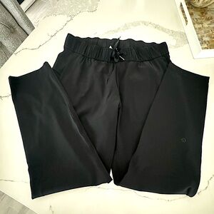 Women’s Lululemon Athletica Pants in Black - Size 8